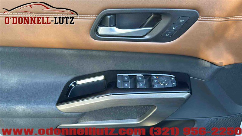 Used 2025 Nissan Pathfinder Platinum image 18