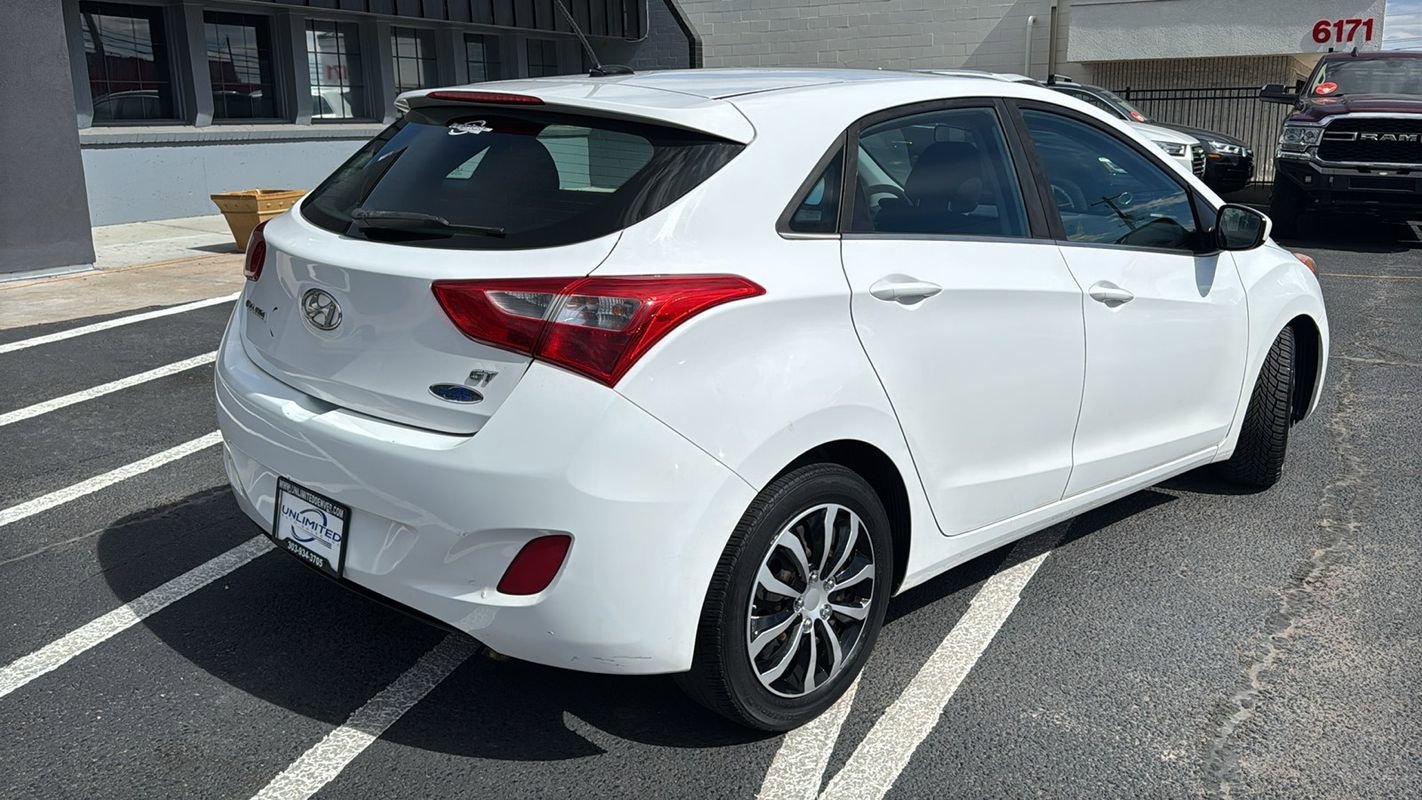 Used 2017 Hyundai Elantra GT image 3