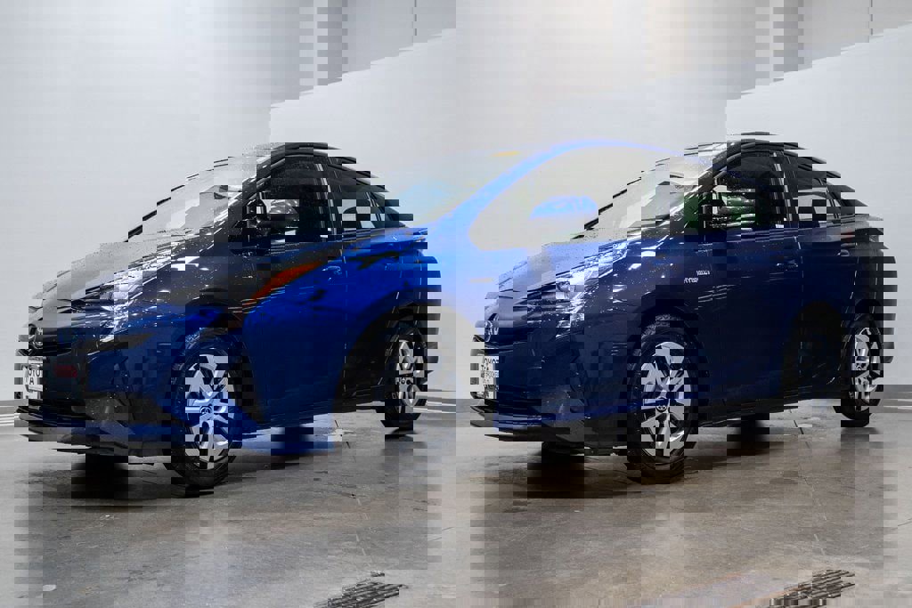 Used 2017 Toyota Prius Three image 3