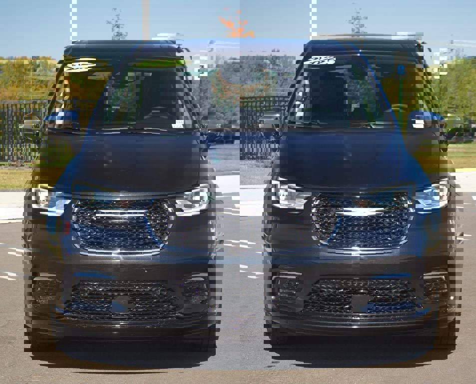 Used 2022 Chrysler Pacifica Limited w/ Uconnect Theater Family Group image 28