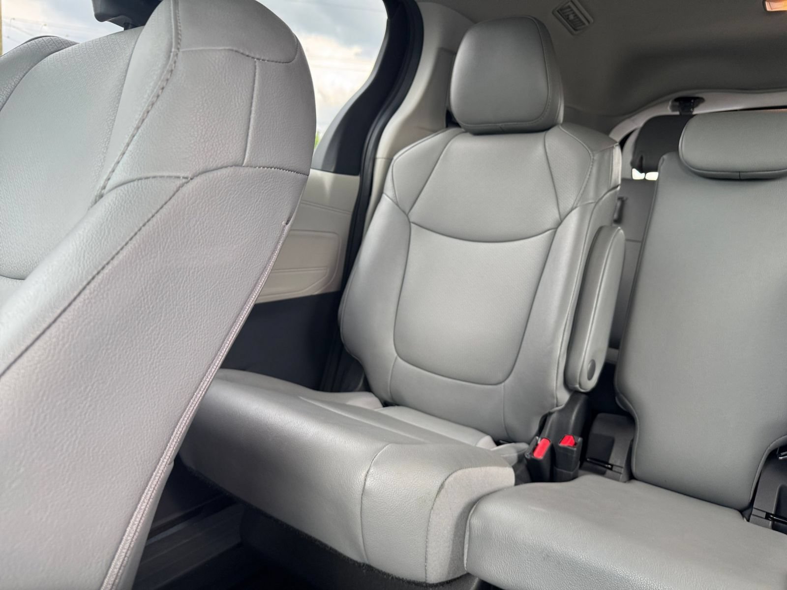 Used 2024 Toyota Sienna XLE FWD image 41