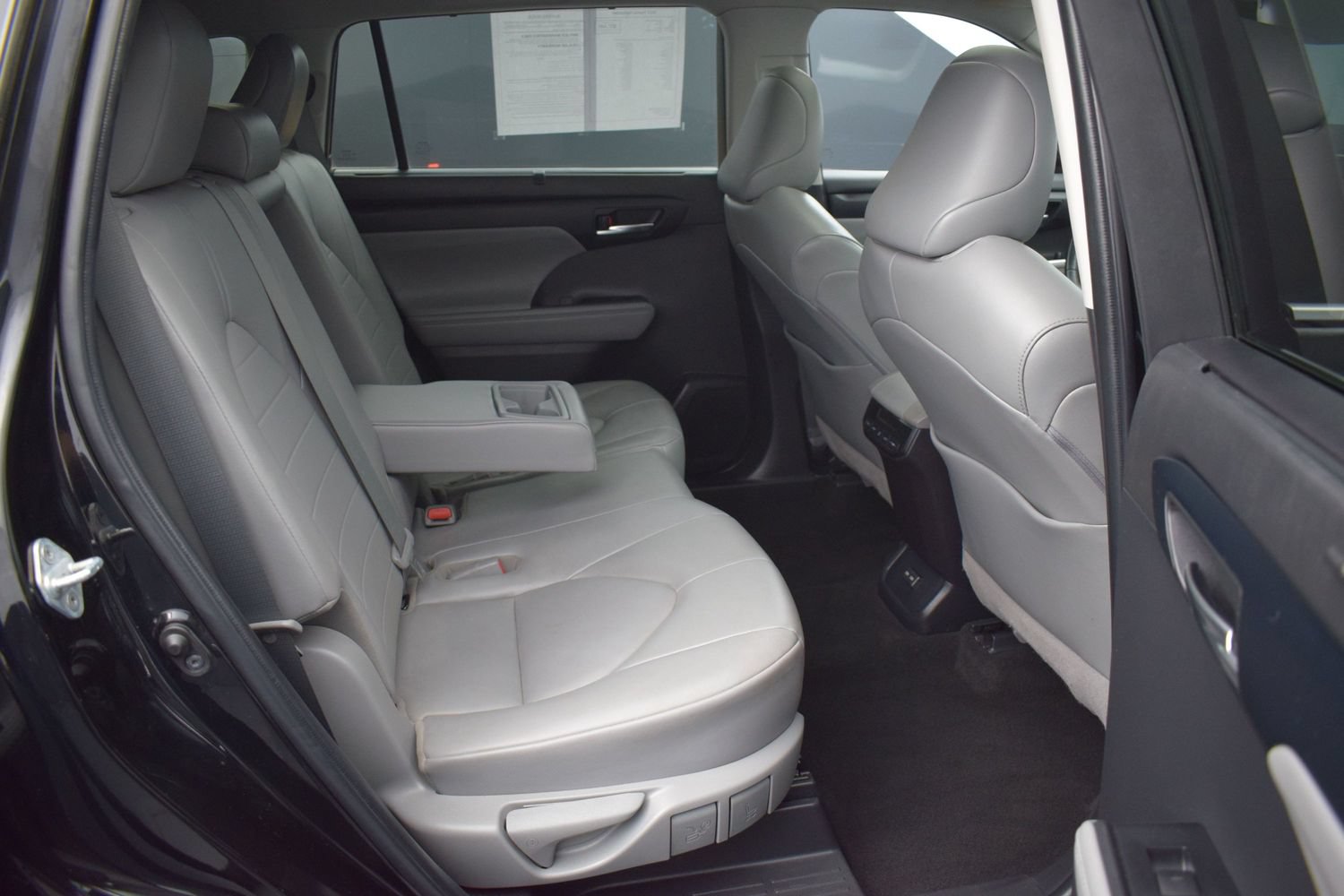 Used 2022 Toyota Highlander XLE AWD/4WD image 11