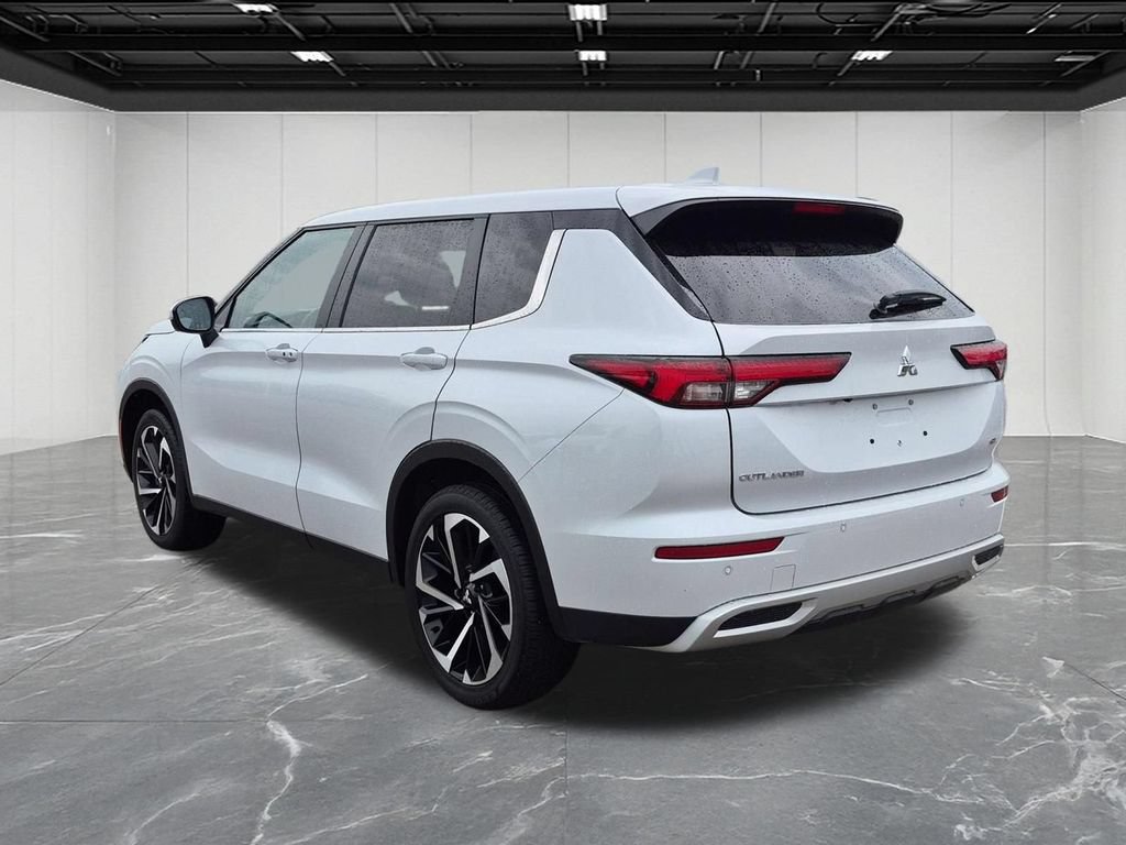 Used 2023 Mitsubishi Outlander SE AWD/4WD image 3