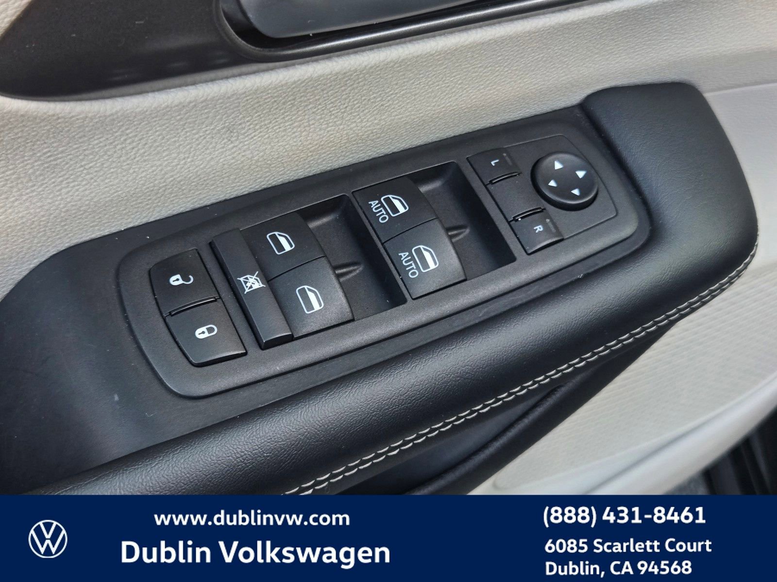 Used 2024 Chrysler Pacifica Select image 11