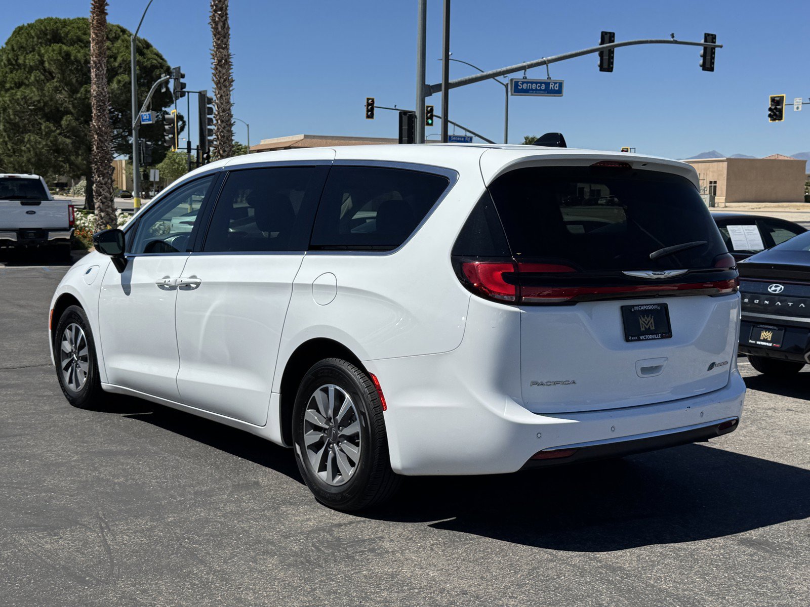 Used 2024 Chrysler Pacifica Limited FWD image 4