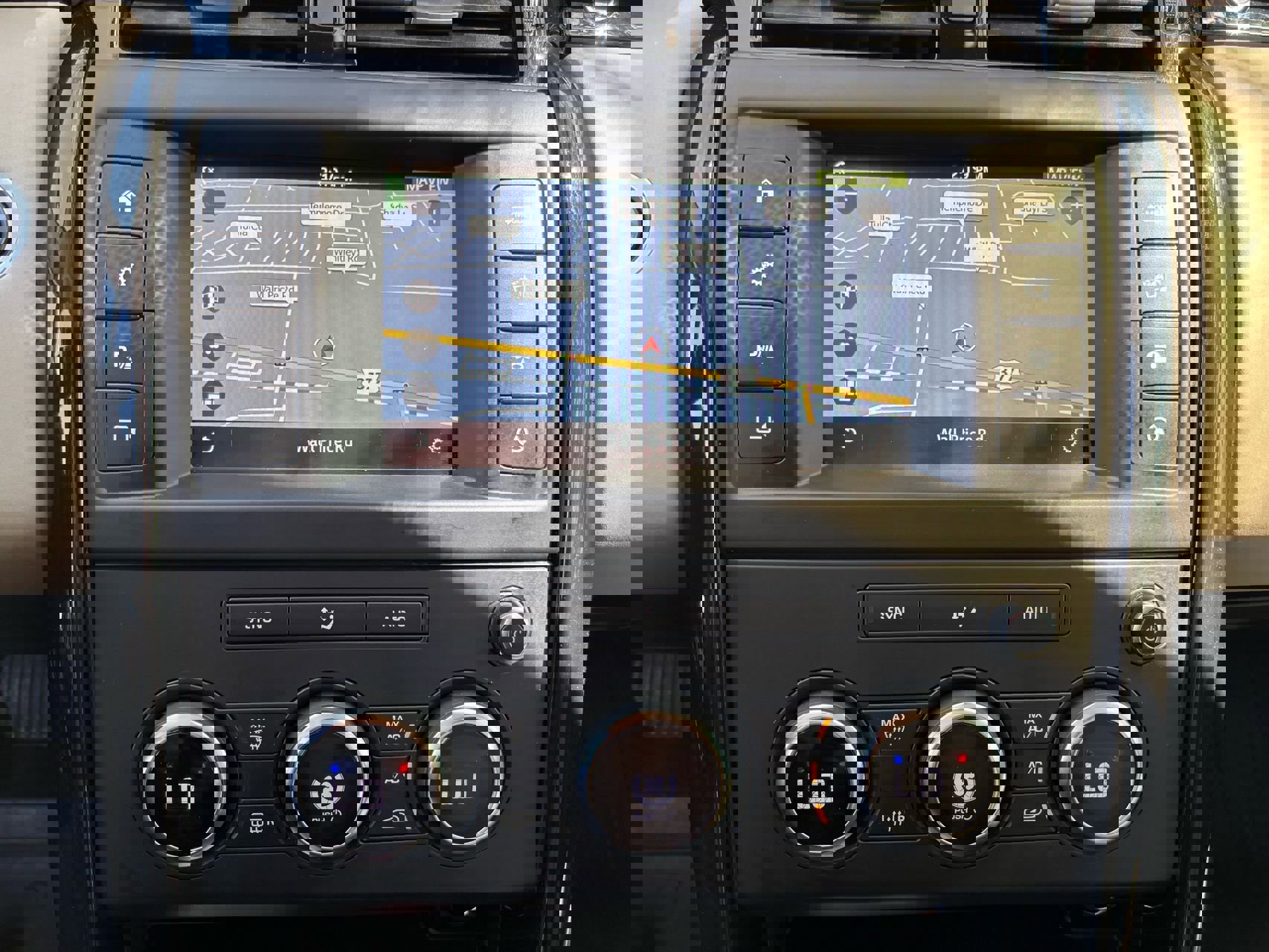 Used 2017 Land Rover Discovery SE image 30