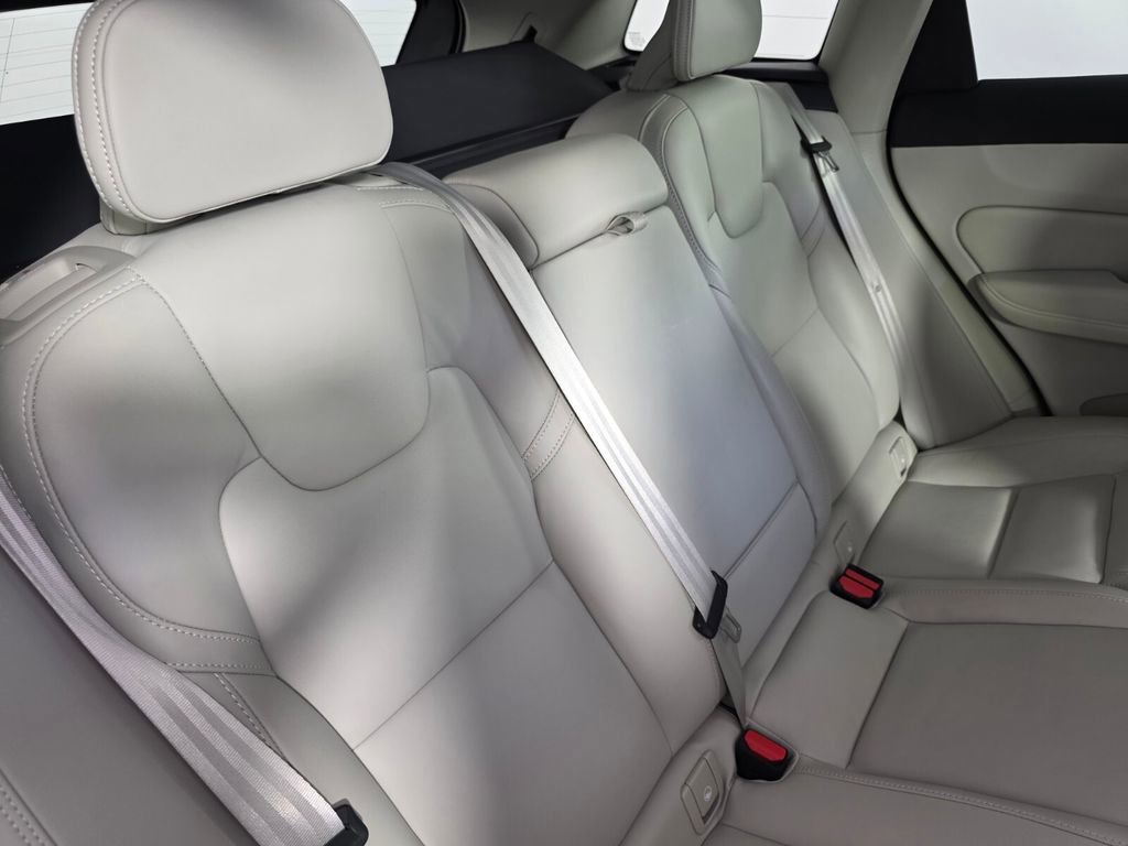 Used 2022 Volvo XC60 B5 Inscription w/ Protection Package Premier image 28