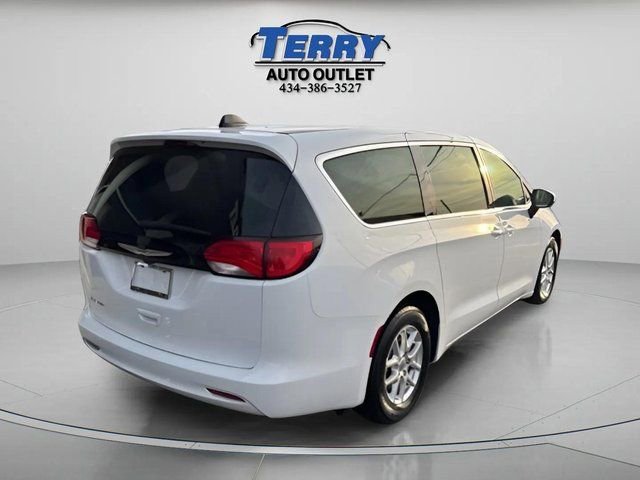Used 2022 Chrysler Voyager LX image 7