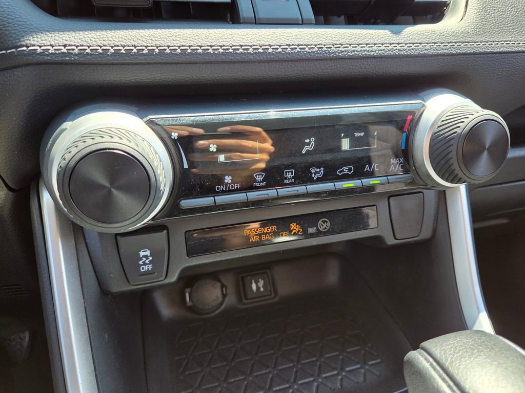 Used 2019 Toyota RAV4 LE FWD image 30