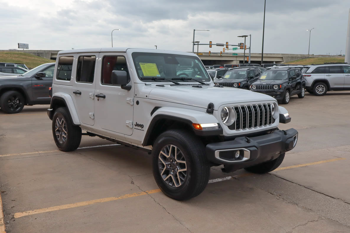 Used 2026 Jeep Wrangler Unlimited Sahara AWD/4WD image 4