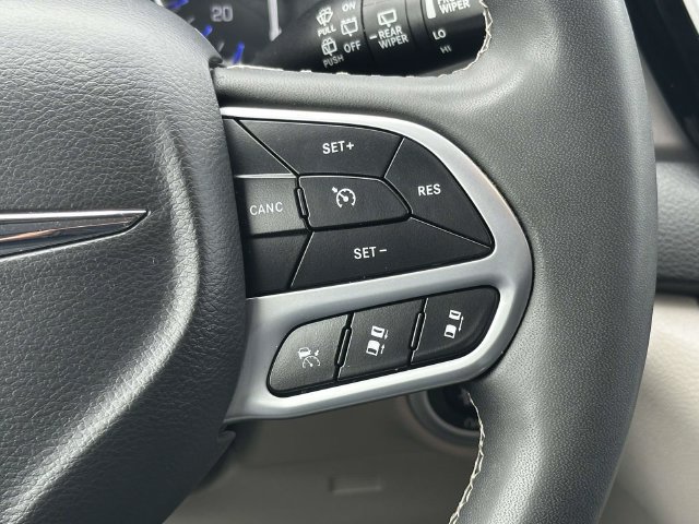 Used 2024 Chrysler Pacifica Touring-L FWD image 25