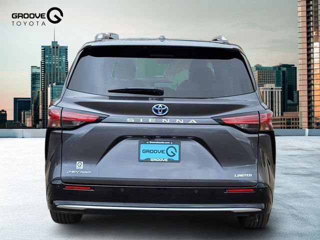 Used 2025 Toyota Sienna Limited image 5