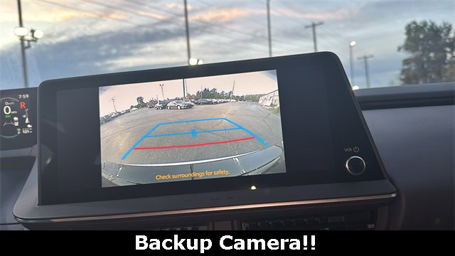 Used 2025 Toyota Prius Plug-In Hybrid image 3