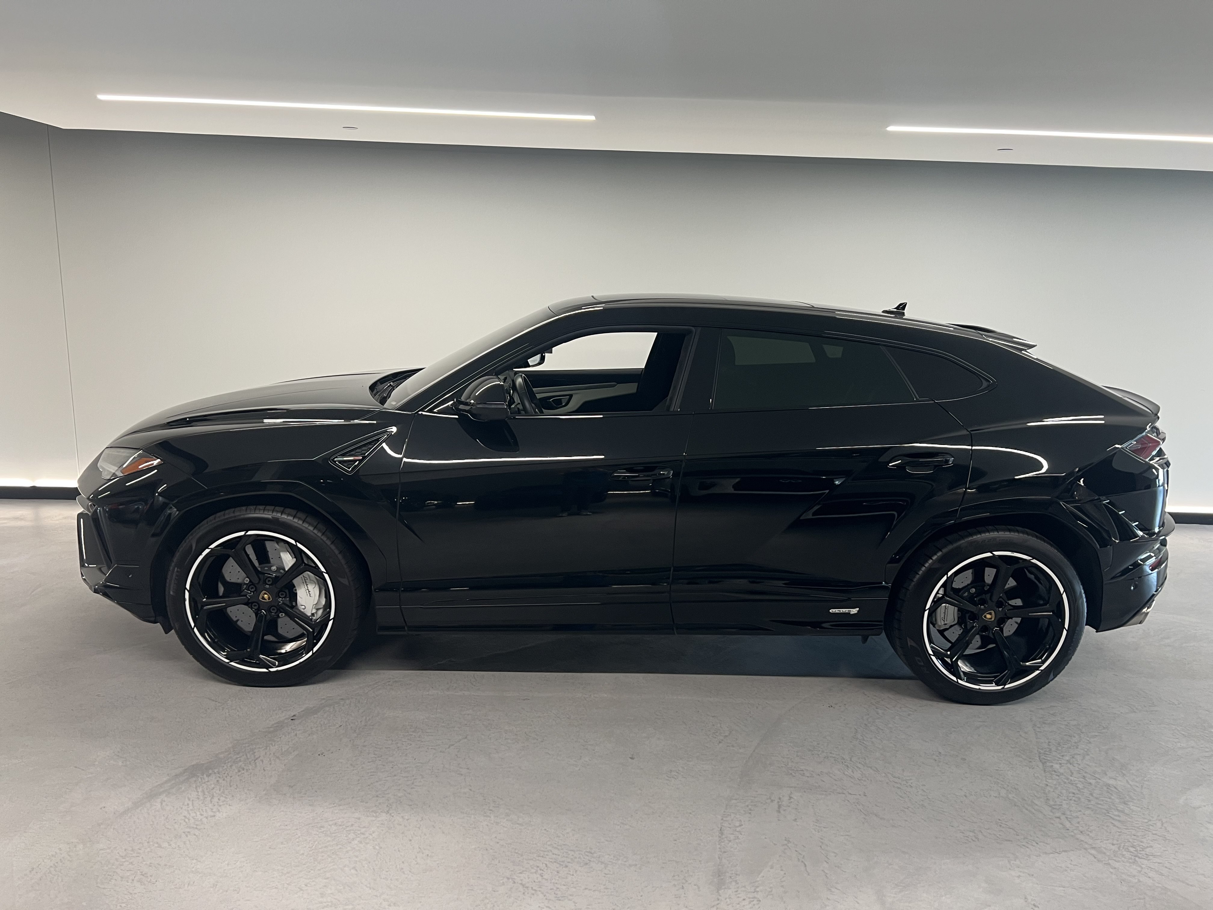 Used 2023 Lamborghini Urus S AWD/4WD image 2