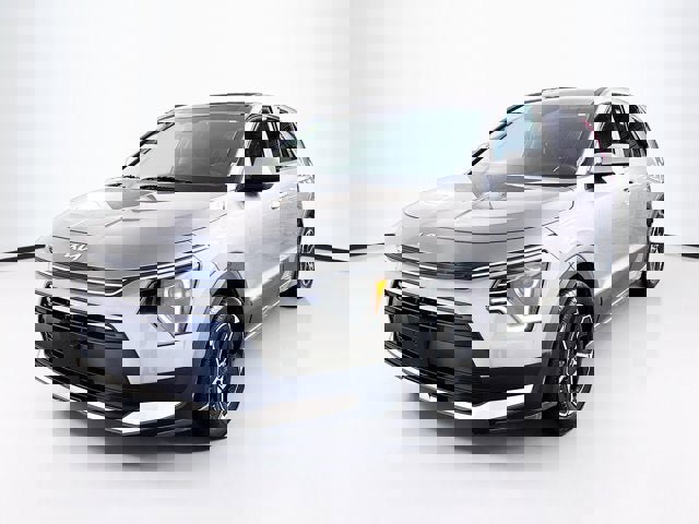 Used 2024 Kia Niro LX image 2