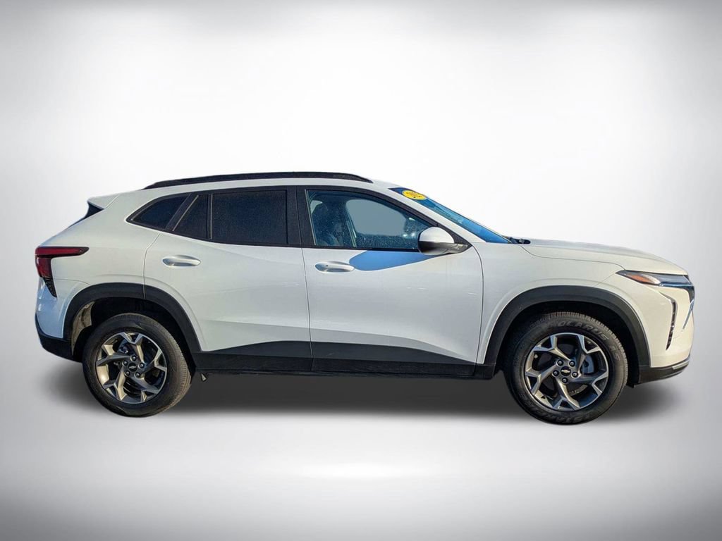 Used 2025 Chevrolet Trax LT w/ LT Convenience Package FWD image 3
