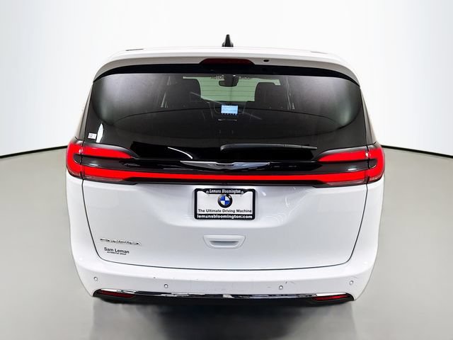 Used 2024 Chrysler Pacifica Touring-L FWD image 6