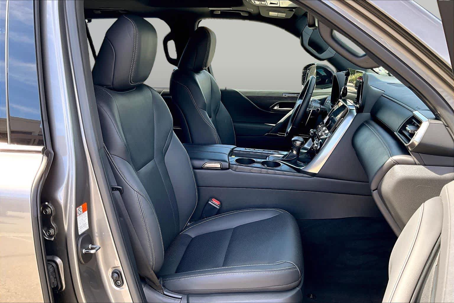 Used 2024 Lexus LX 600 4WD w/ Appearance Package image 8