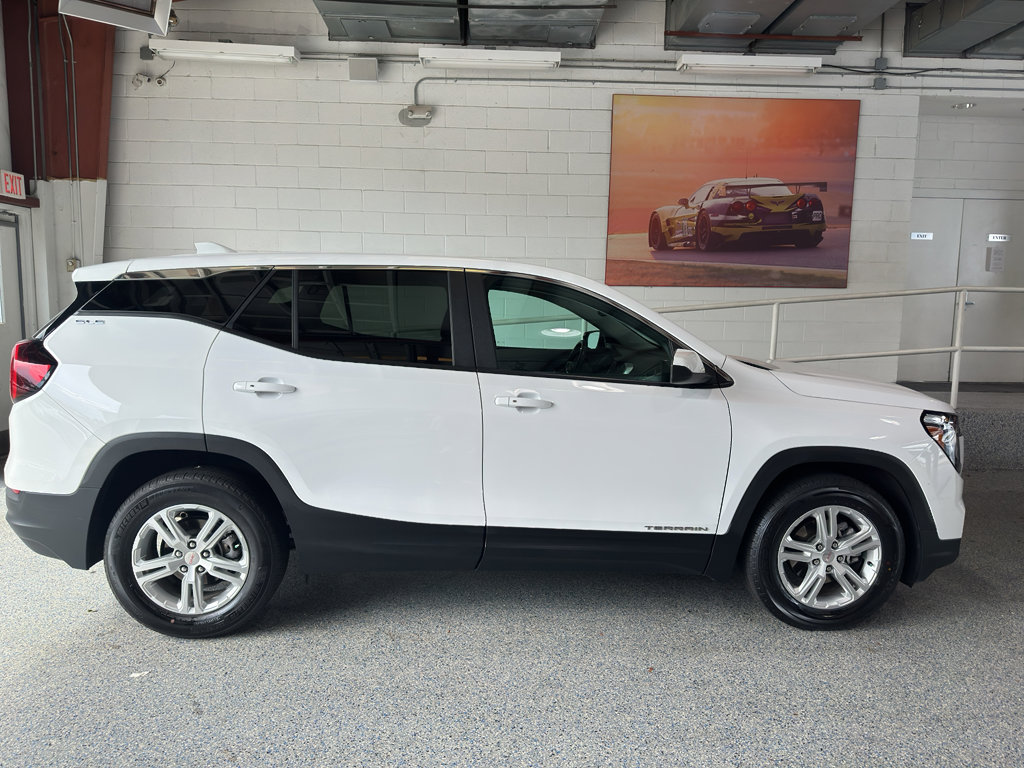 Used 2024 GMC Terrain SLE image 2