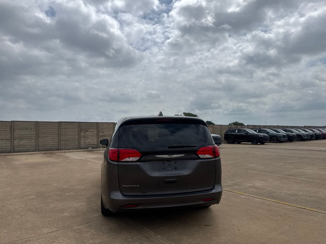 Used 2017 Chrysler Pacifica Touring FWD image 16