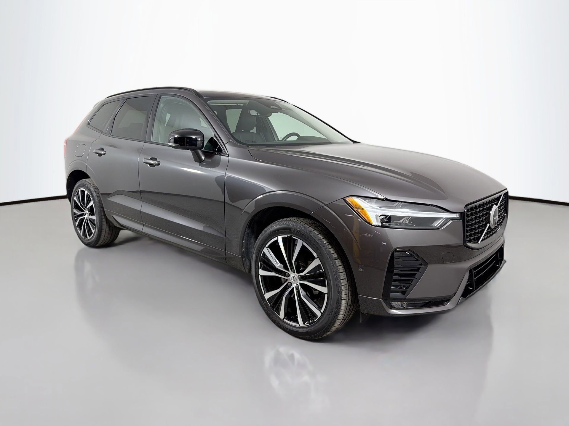 Certified 2023 Volvo XC60 B5 Plus FWD image 3