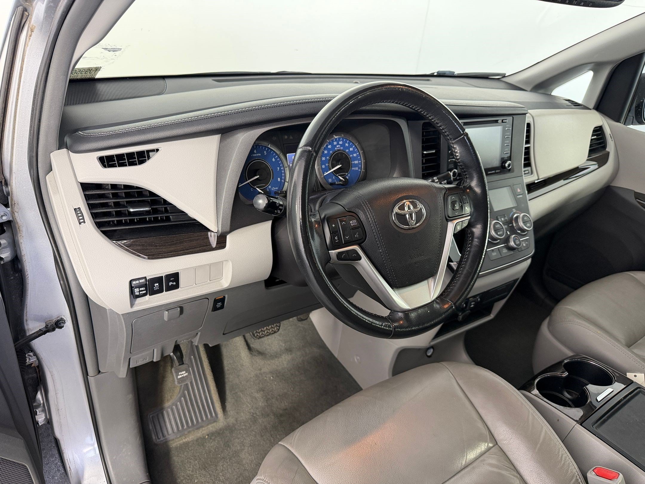 Used 2018 Toyota Sienna XLE w/ XLE Navigation Package FWD image 4