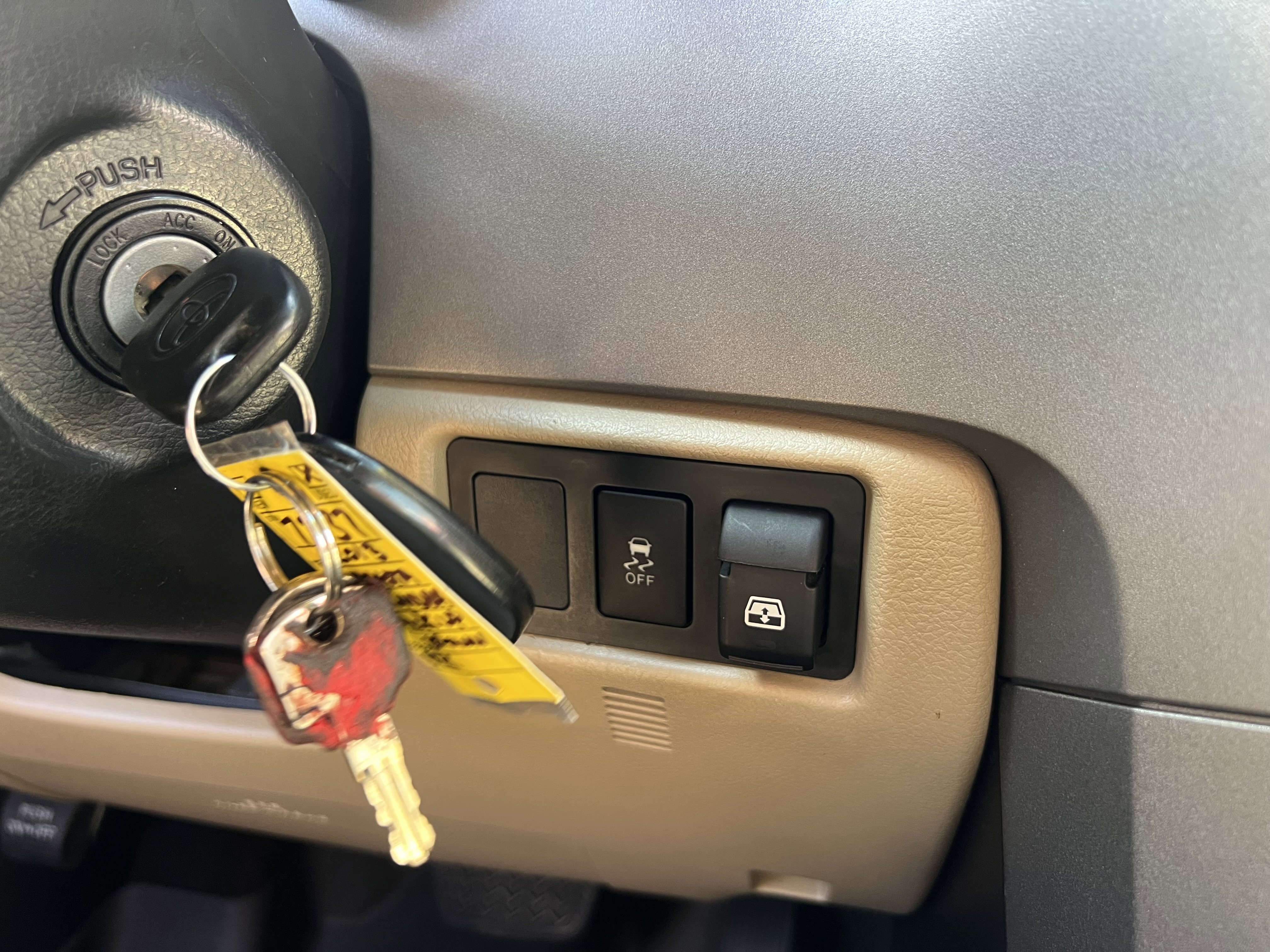 Used 2013 Toyota Tundra 4x4 CrewMax w/ SR5 Pkg image 29