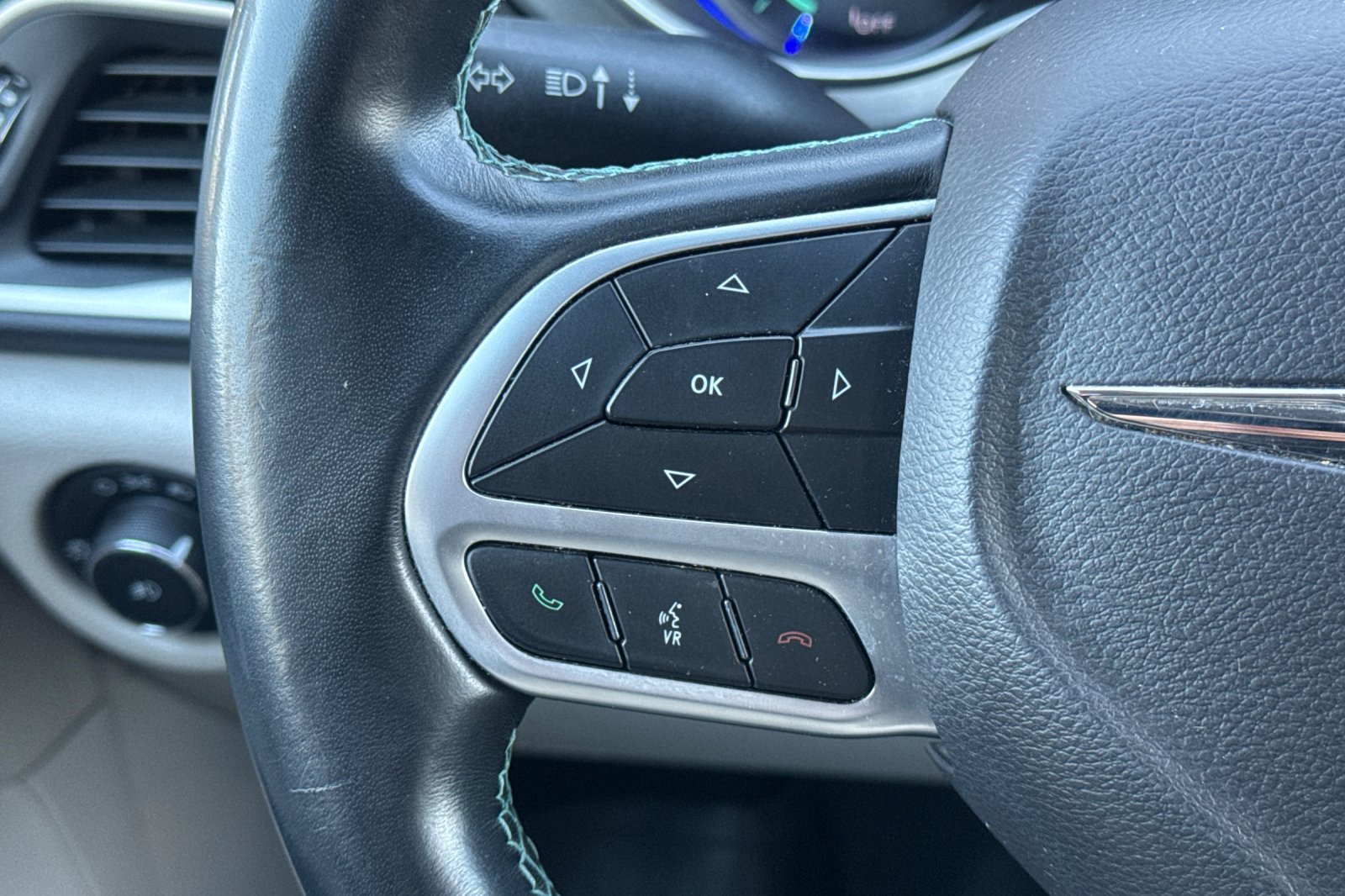 Used 2018 Chrysler Pacifica Touring-L FWD image 36