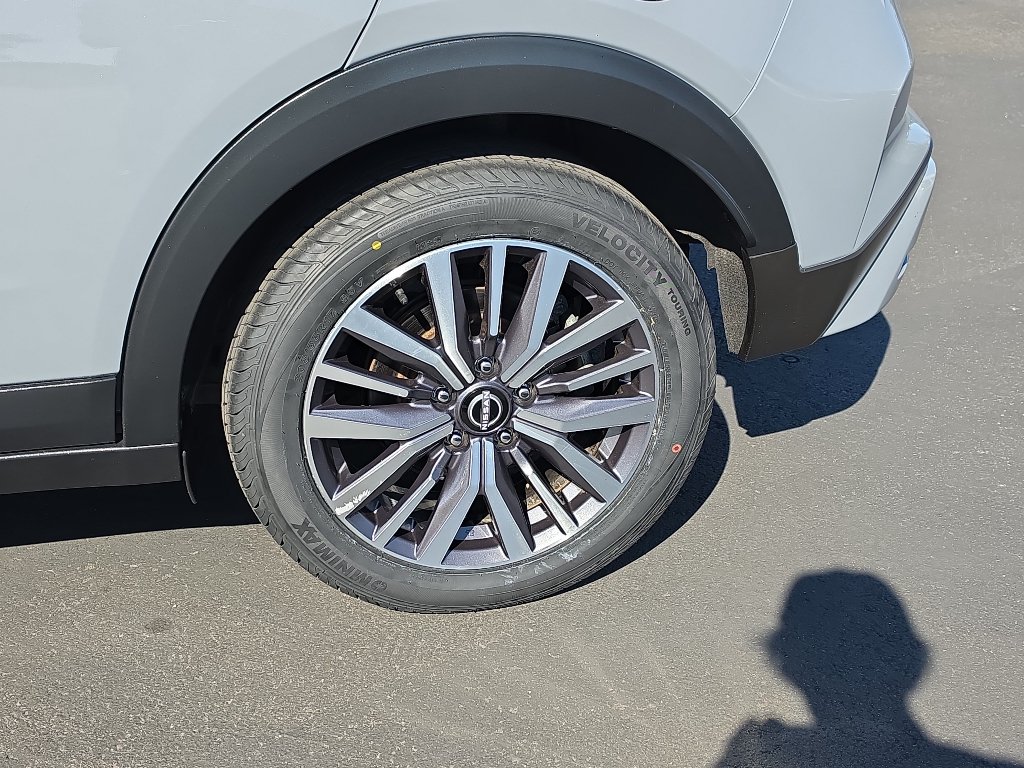 Used 2022 Nissan Kicks SV FWD image 11