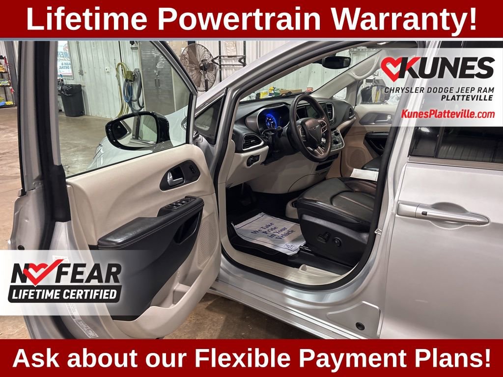 Used 2024 Chrysler Pacifica Touring-L image 21