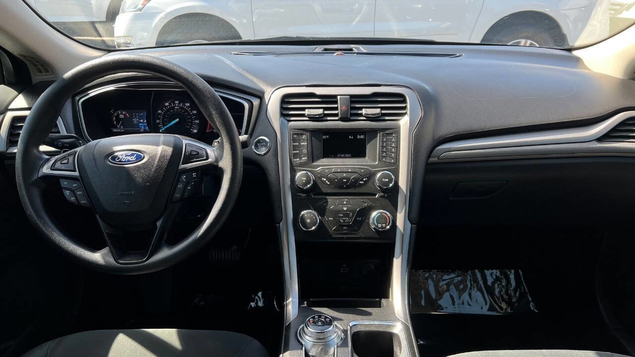 Used 2017 Ford Fusion SE image 9