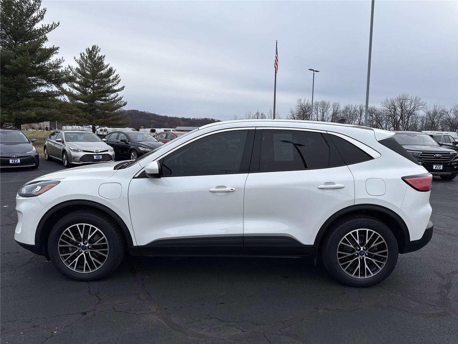 Used 2021 Ford Escape SE image 2
