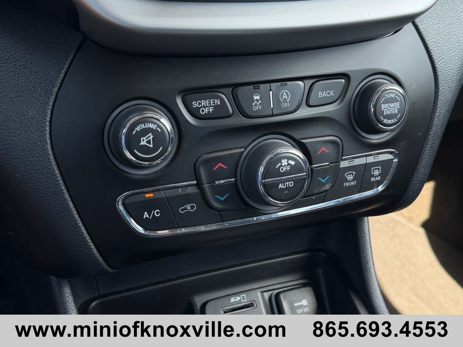 Used 2015 Jeep Cherokee Limited w/ Luxury Group AWD/4WD image 27