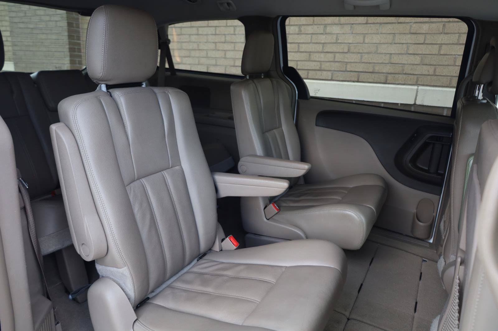 Used 2014 Chrysler Town & Country Touring FWD image 23
