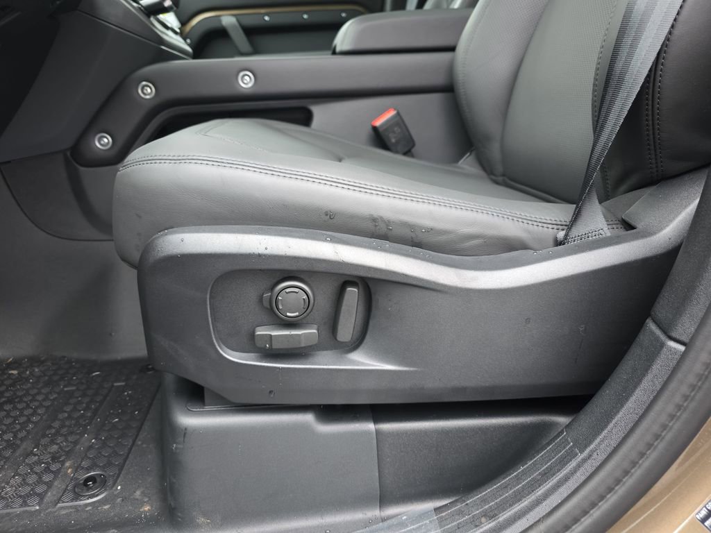 New 2026 Land Rover Defender 110 S image 31