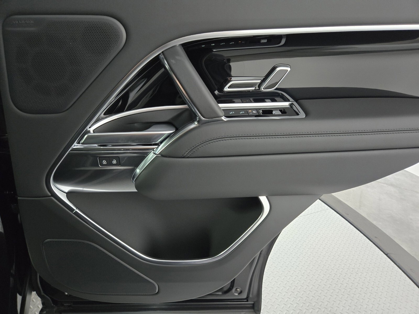 New 2025 Land Rover Range Rover SE image 20