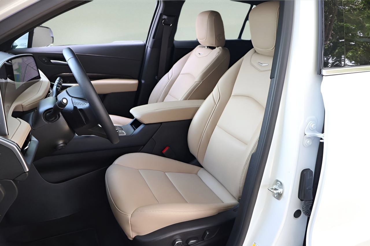Certified 2025 Cadillac XT4 Premium Luxury w/ Technology Package FWD image 12