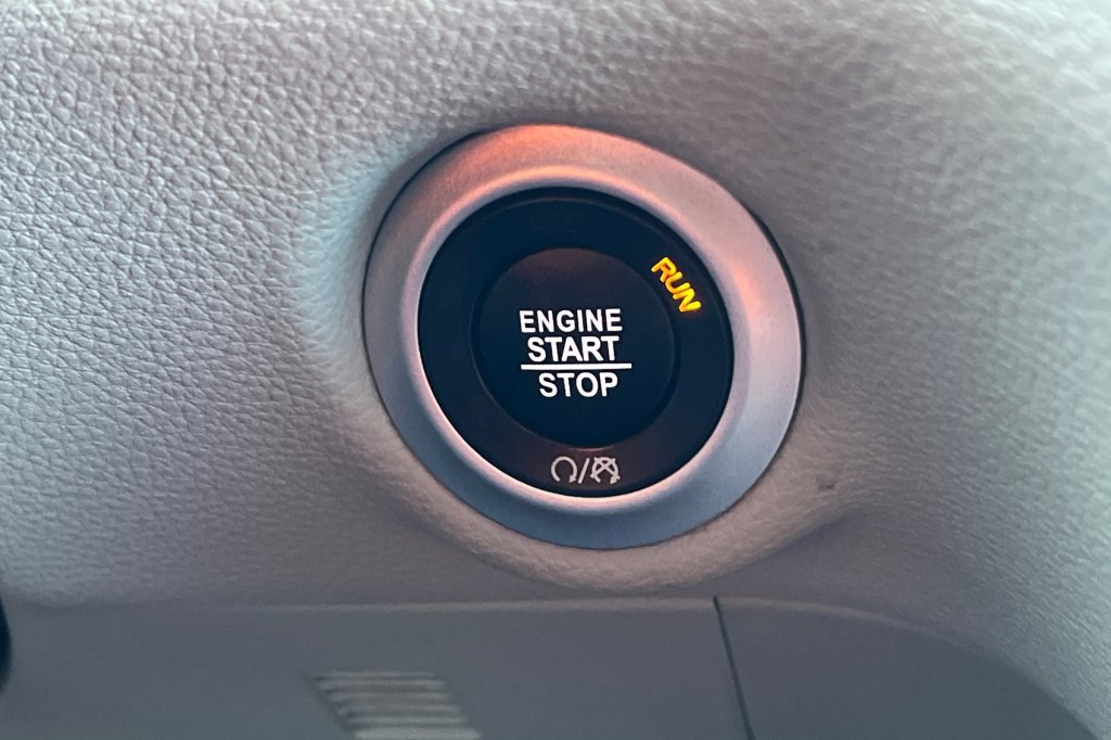 Used 2024 Chrysler Pacifica Select image 21