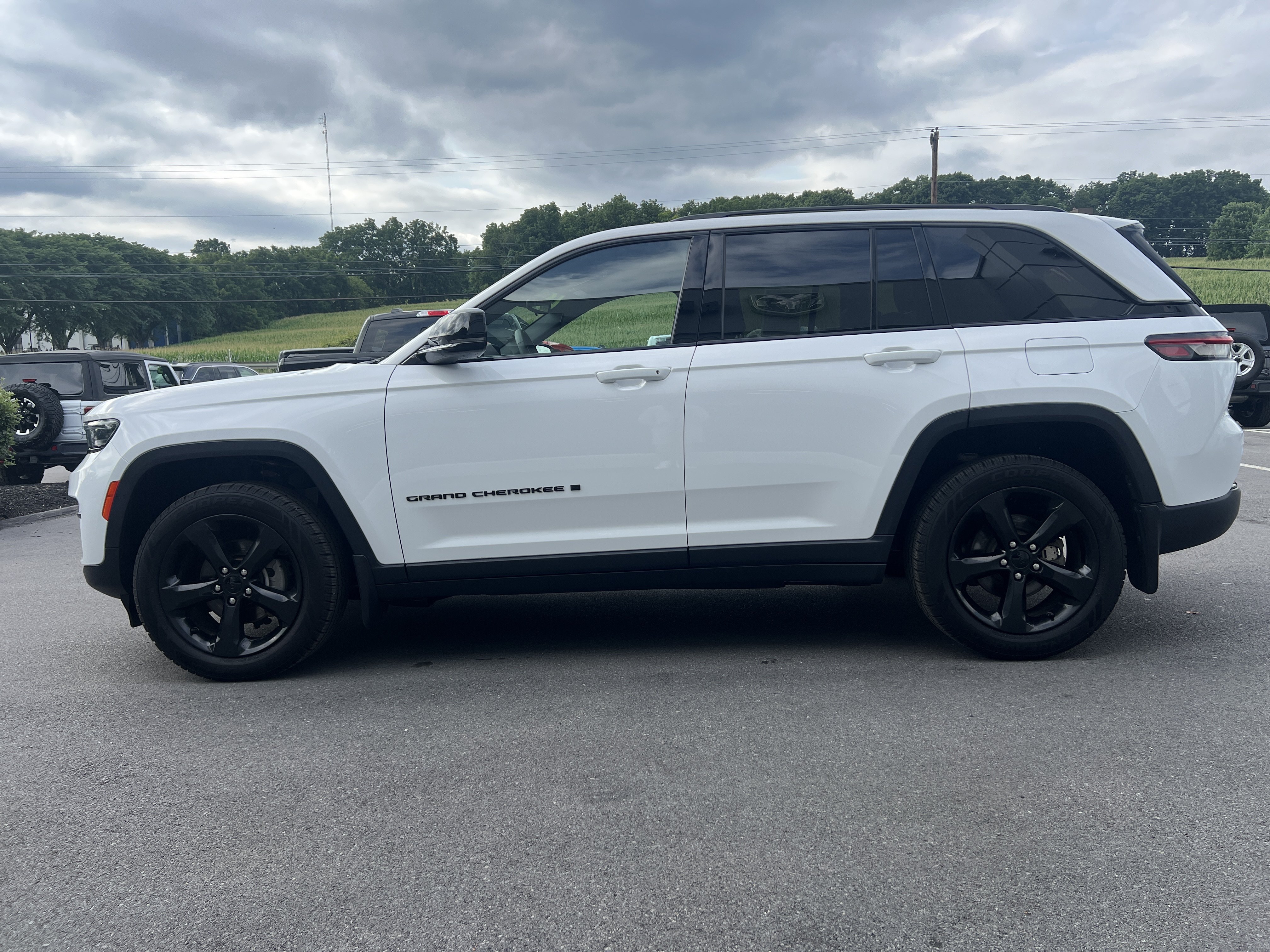 Used 2023 Jeep Grand Cherokee Altitude AWD/4WD image 7