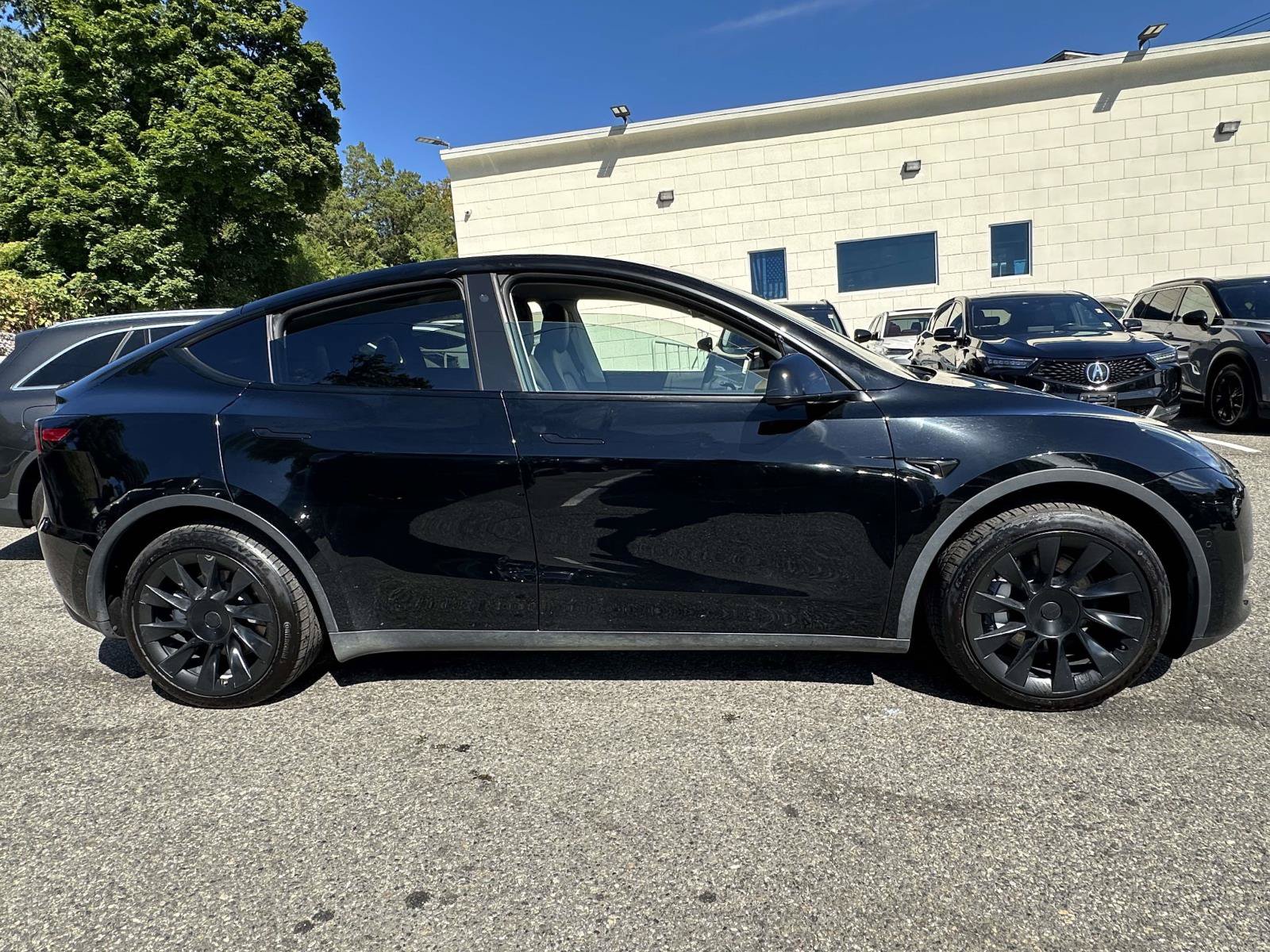 Used 2022 Tesla Model Y Long Range AWD/4WD image 2