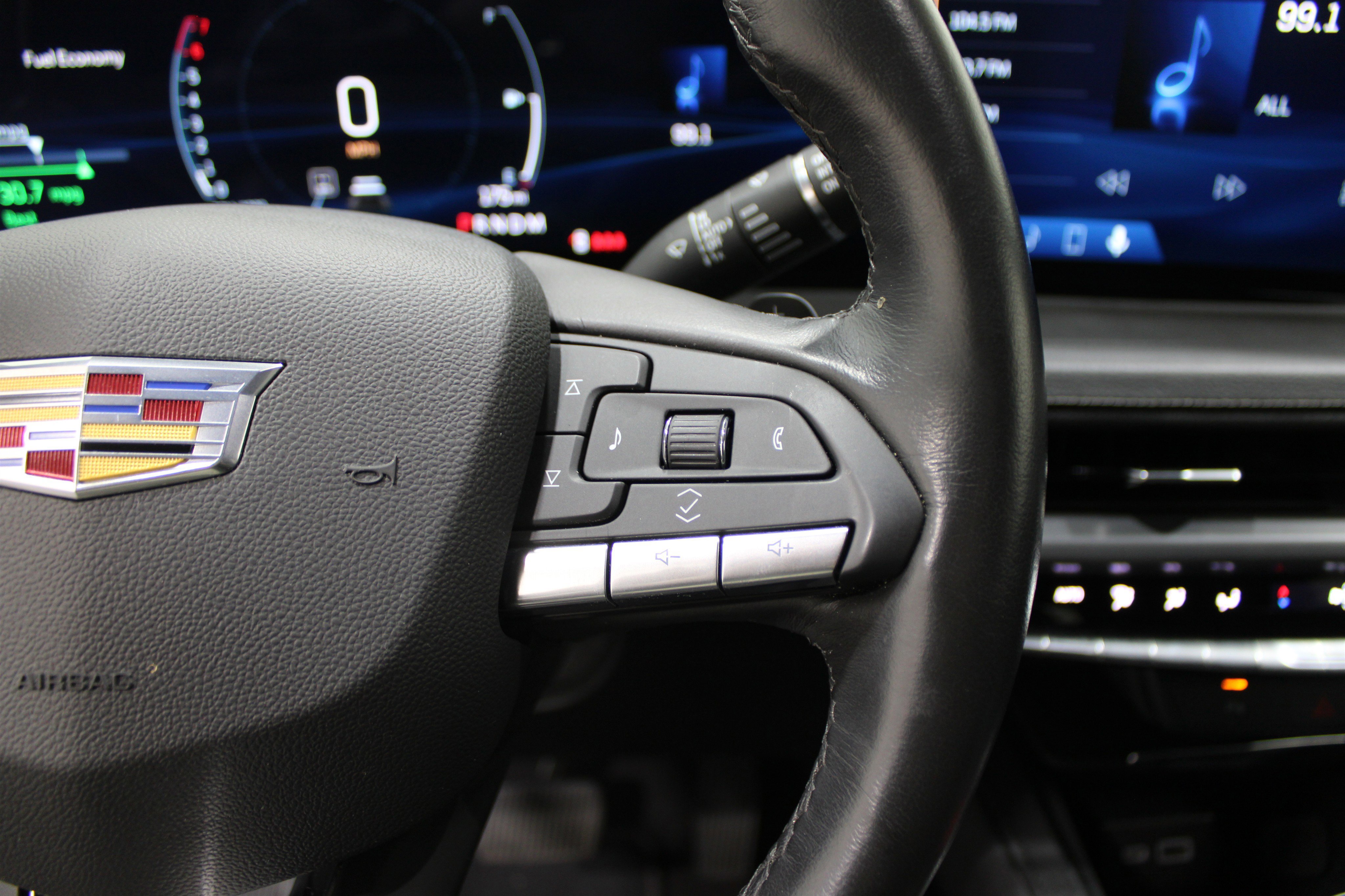 Used 2025 Cadillac XT4 Premium Luxury image 12