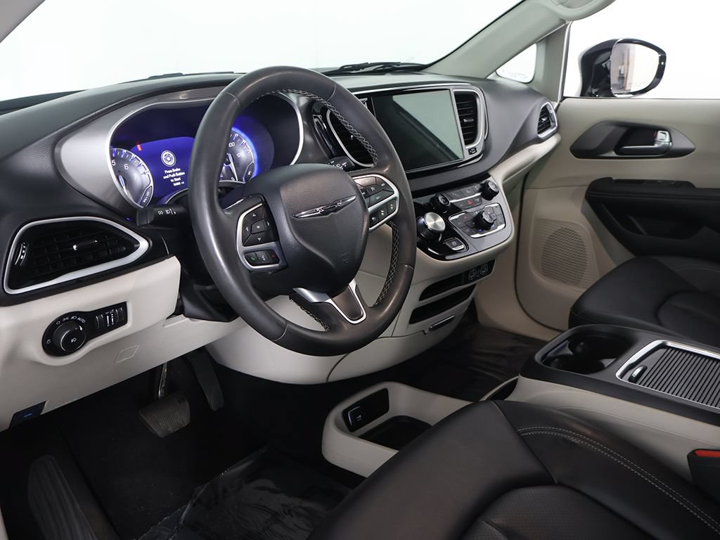 Used 2024 Chrysler Pacifica Touring-L FWD image 27