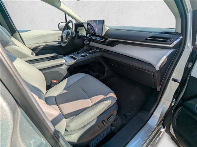 Used 2025 Toyota Sienna XLE image 22