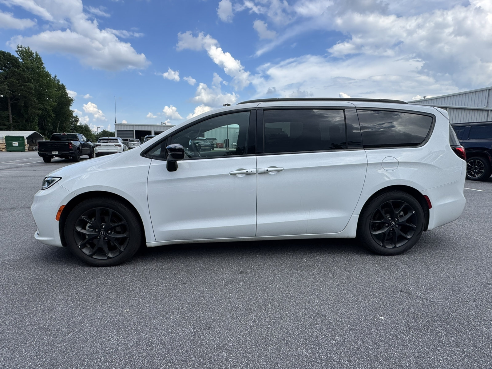 Used 2025 Chrysler Pacifica Limited FWD image 8