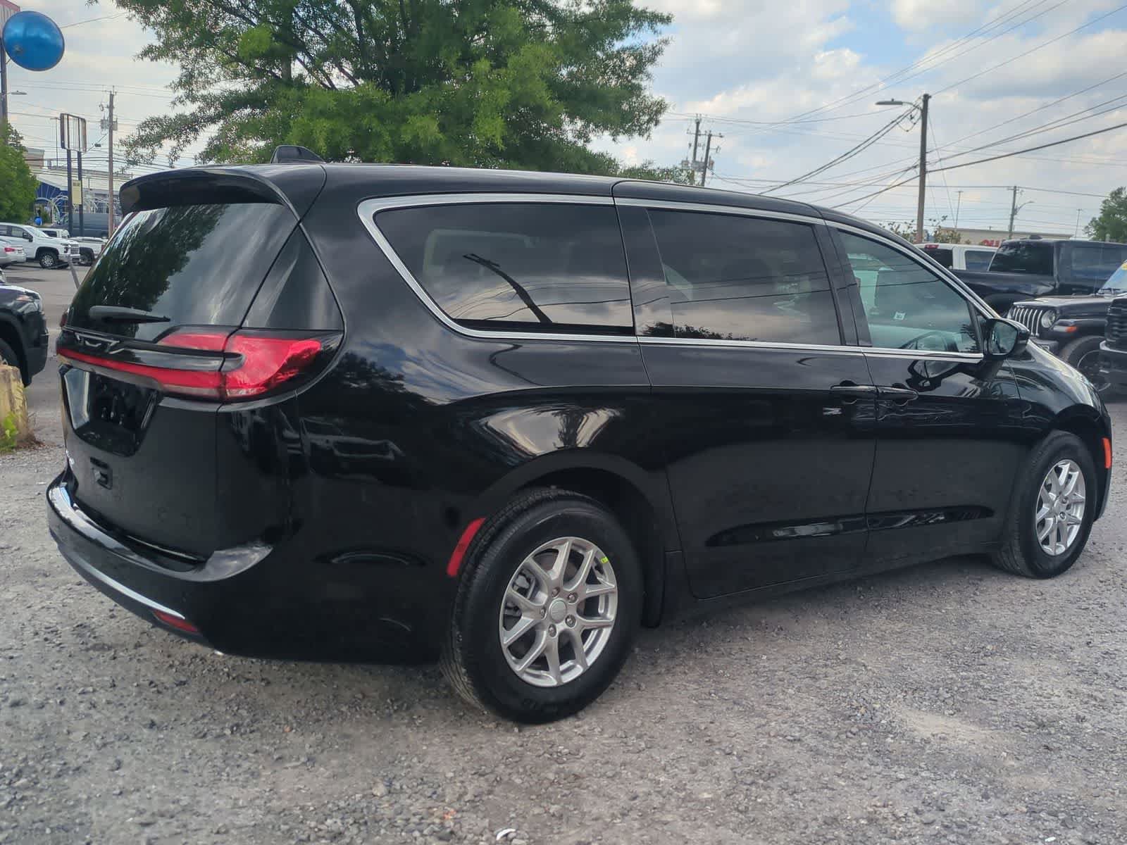 New 2027 Chrysler Pacifica Select FWD image 8