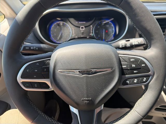 Used 2024 Chrysler Pacifica Touring-L FWD image 14