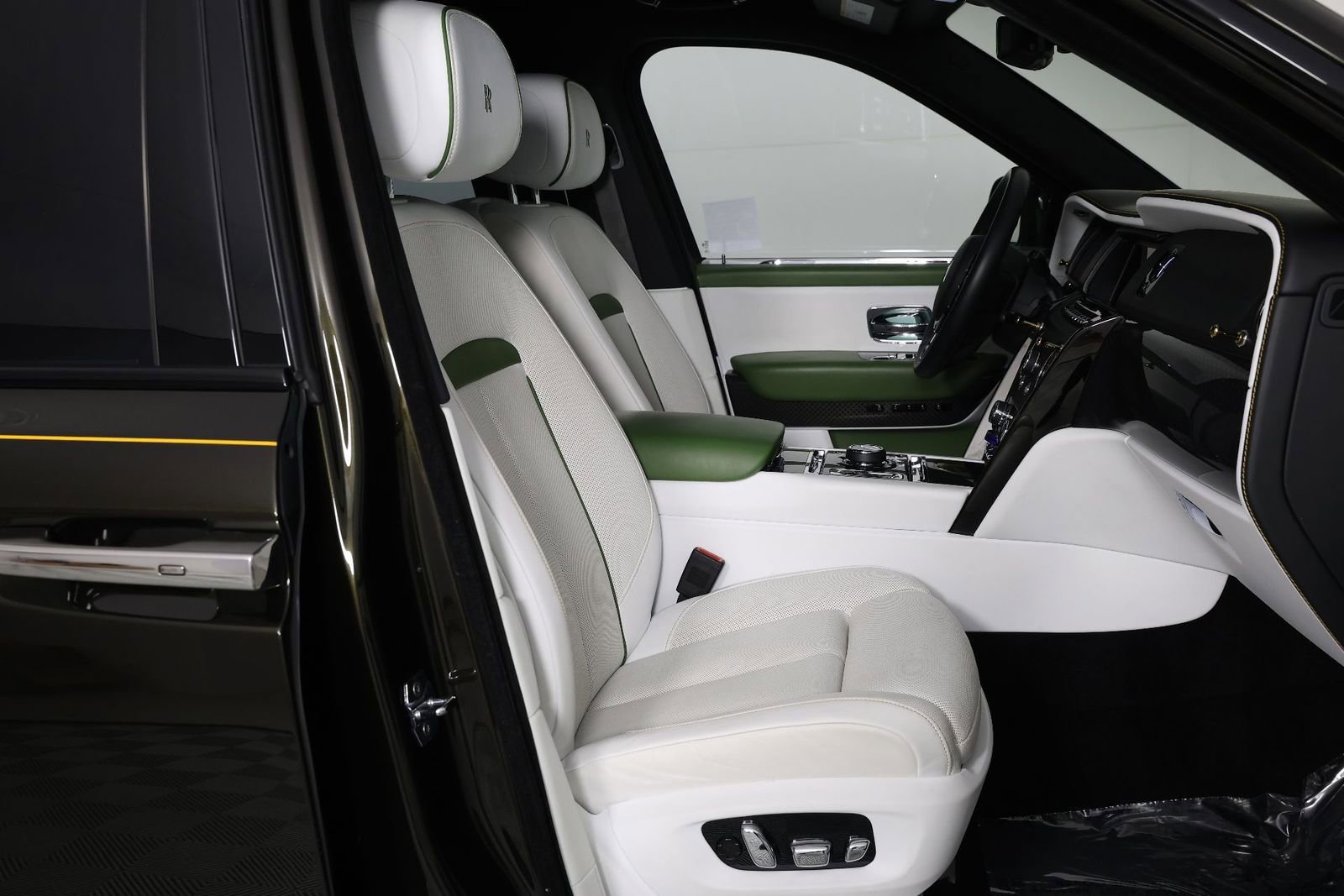 Certified 2023 Rolls-Royce Cullinan Black Badge w/ Driver's Package image 34