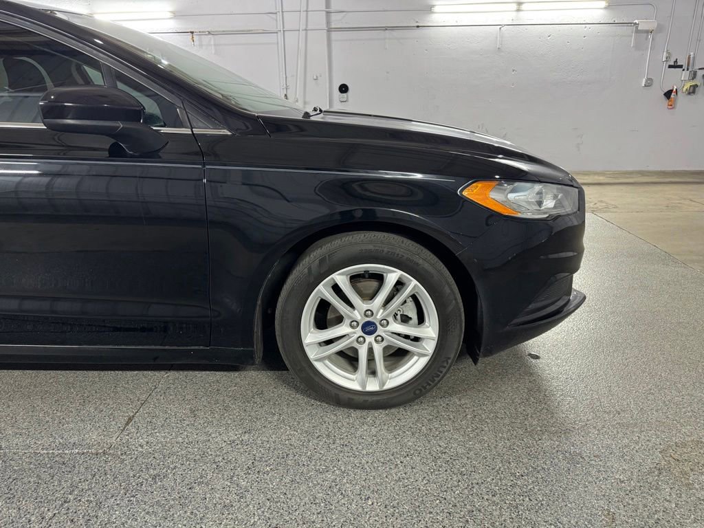 Used 2018 Ford Fusion SE w/ Fusion SE Technology Package FWD image 4