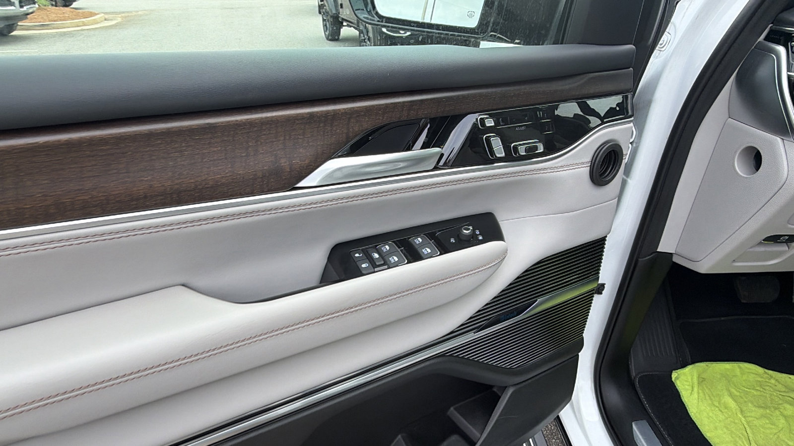 Used 2025 Jeep Grand Wagoneer 4WD image 15