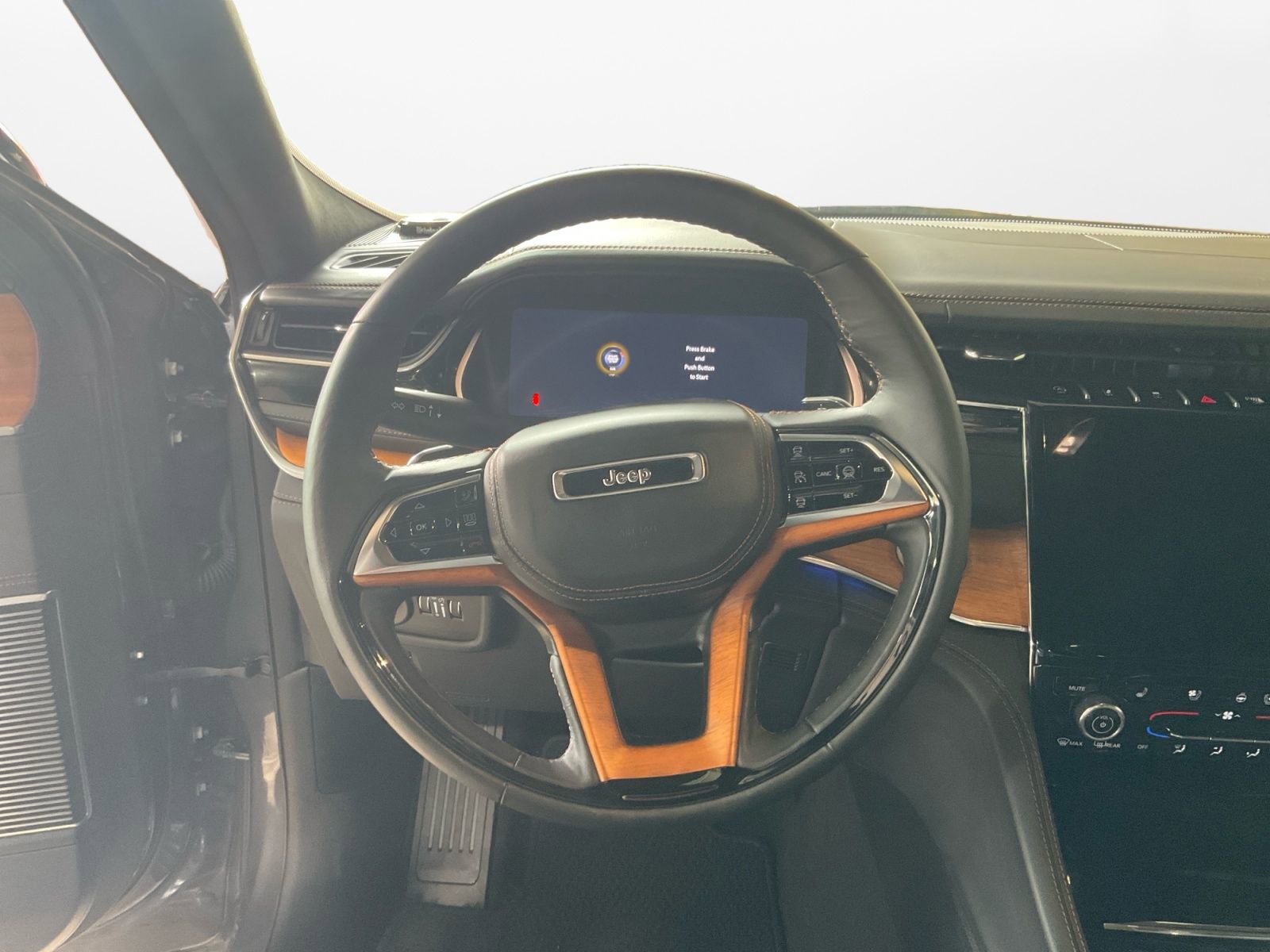 Used 2024 Jeep Grand Cherokee Summit AWD/4WD image 12